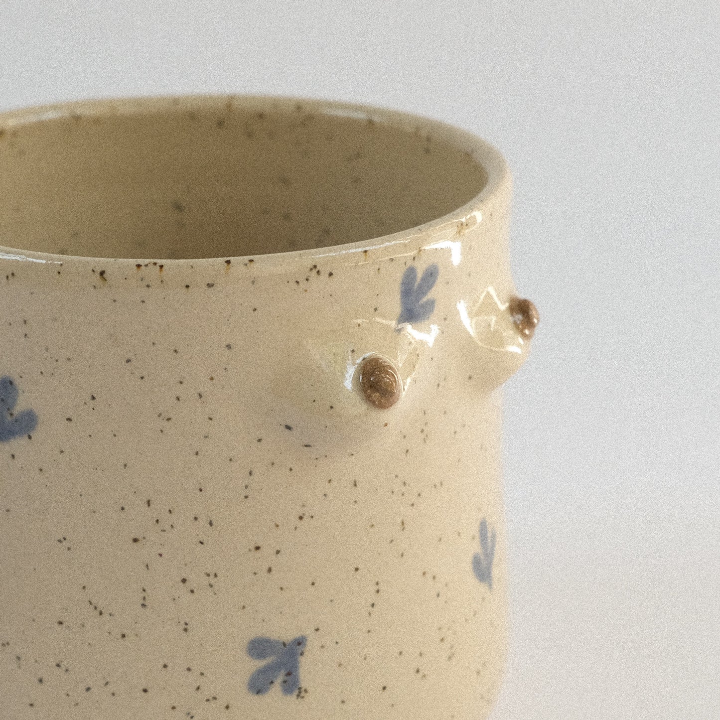 Mama Tasse  | Vanille mit Blauen Blümchen